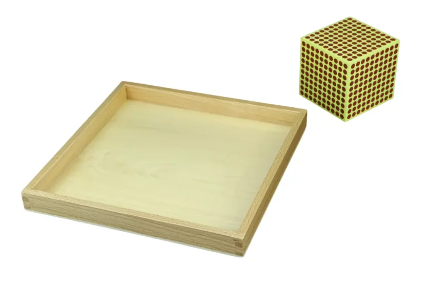 Podložka pro devět dřevěných krychlí znázorňujících 1000