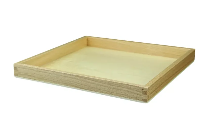 Podložka pro devět dřevěných krychlí znázorňujících 1000