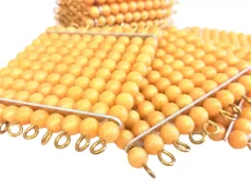 9 zlatých perlových stovkových čtverců