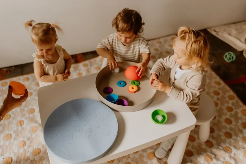 Senzorický třídící tác PLAY TRAY - fialový