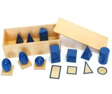 Moyo Montessori Geometrická tělesa s podstavci a krabicí