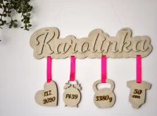 Dřevěná dekorace se jménem a porodními údaji miminka
