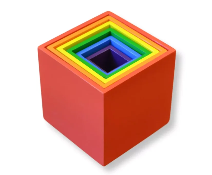 Stohovací barevné boxy