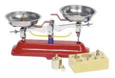 Dětská kovová váha + 7 kovových těžítek