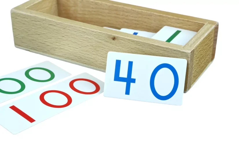 Malé papírové karty s čísly 1-9000