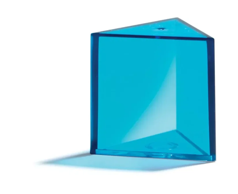 Průhledná barevná geometrická tělesa