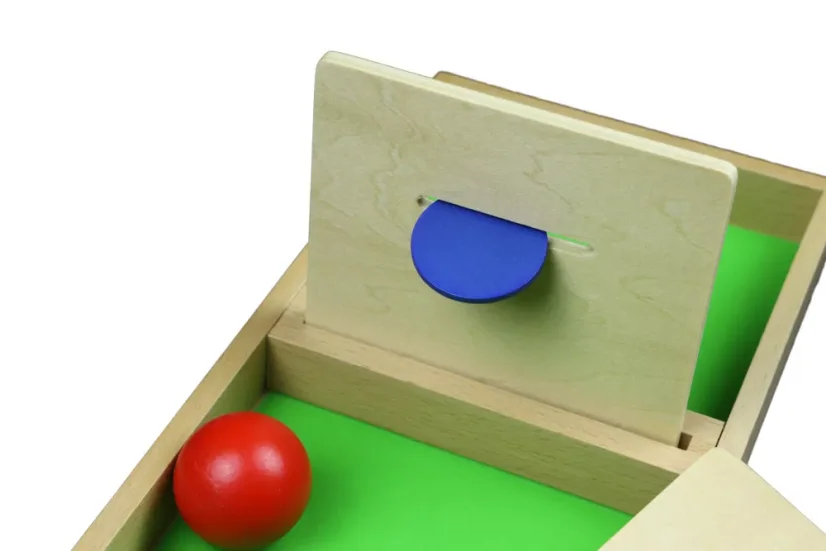 Deska s otvorem k prostrkávání míčku a disku