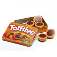 Toffifee v plechové dóze