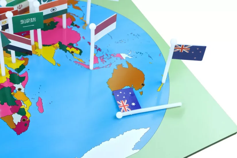 Svět - mapa s vlajkami (na stojánku)