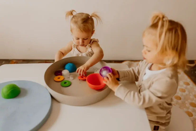 Senzorický třídící tác PLAY TRAY - modrý