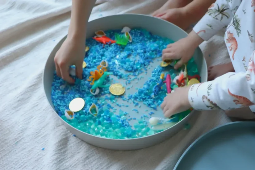 Senzorický třídící tác PLAY TRAY - fialový