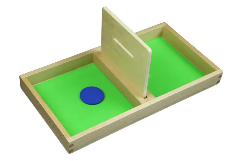 Deska s otvorem k prostrkávání míčku a disku