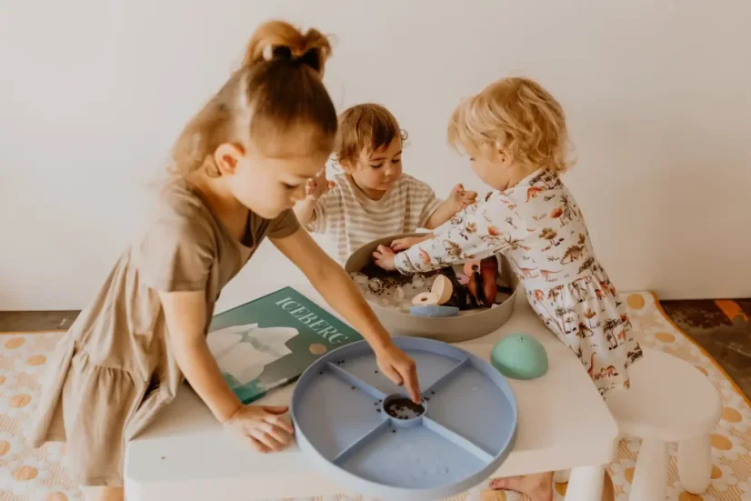 Senzorický třídící tác PLAY TRAY - modrý