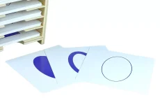 Karty ke geometrické komodě