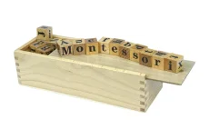 Kostky s abecedou v krabičce