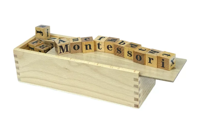 Kostky s abecedou v krabičce