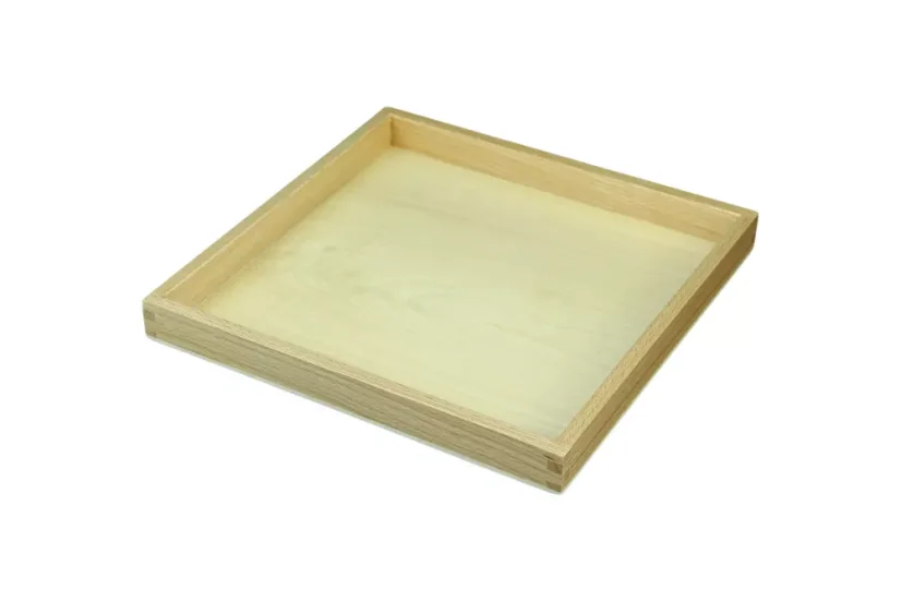 Podložka pro devět dřevěných krychlí znázorňujících 1000