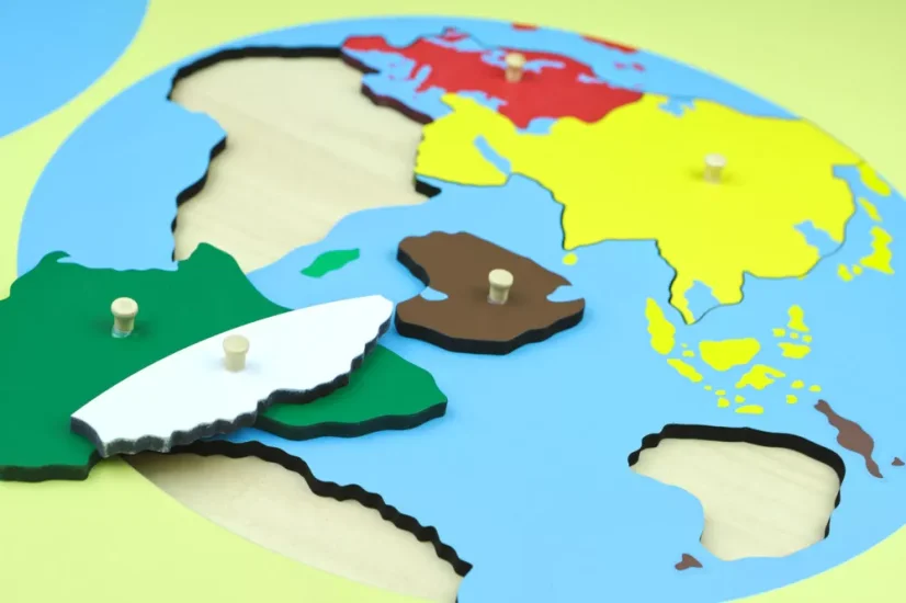 Puzzle - mapa světa - bez rámečku