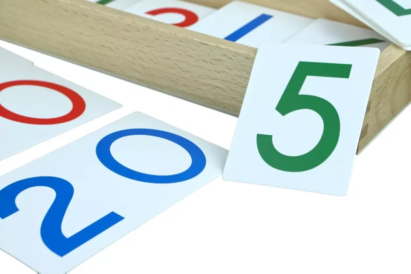 Velké papírové karty s čísly 1-9000