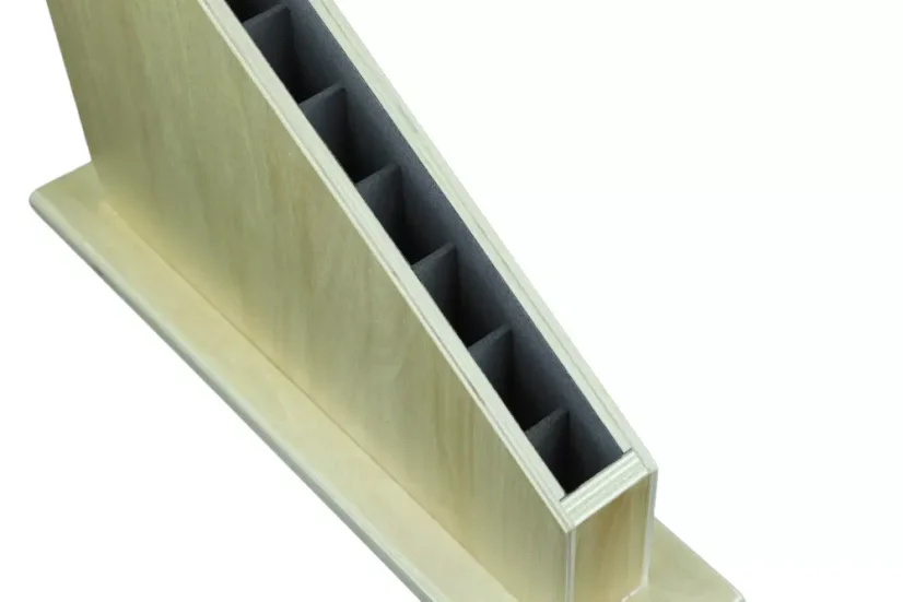 Stojan na červené tyče